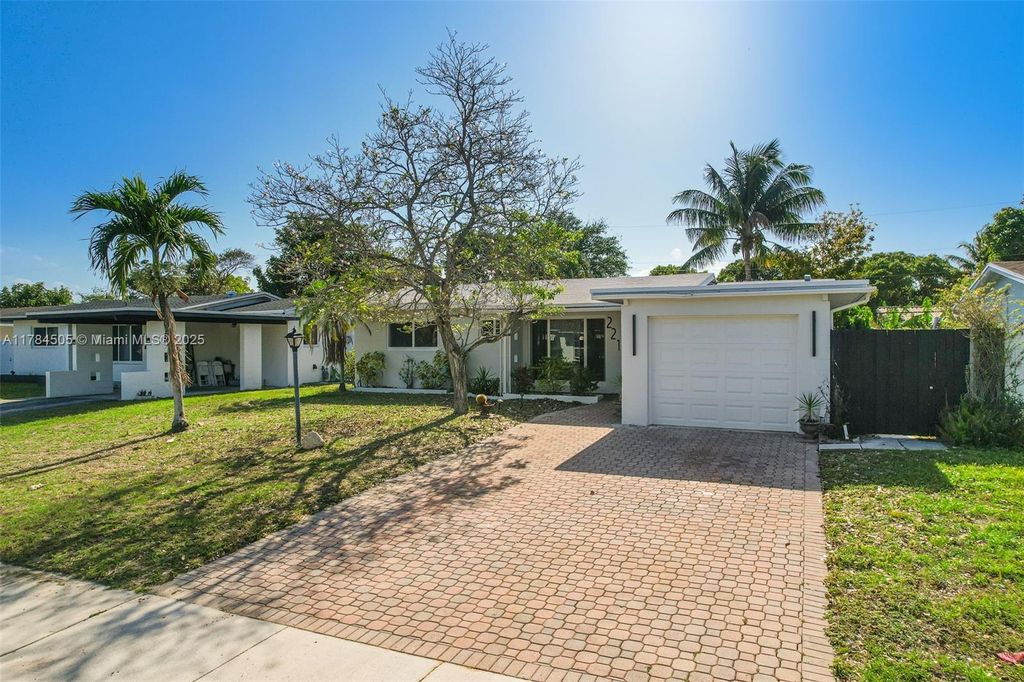 Photo of 221 SW 28th Ter, Fort Lauderdale, FL 33312 (MLS # A11784505)