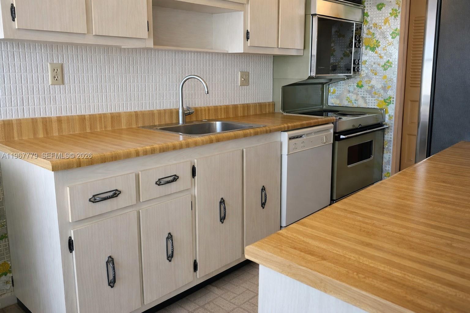 WINSTON TOWERS 500 CONDO - Residential