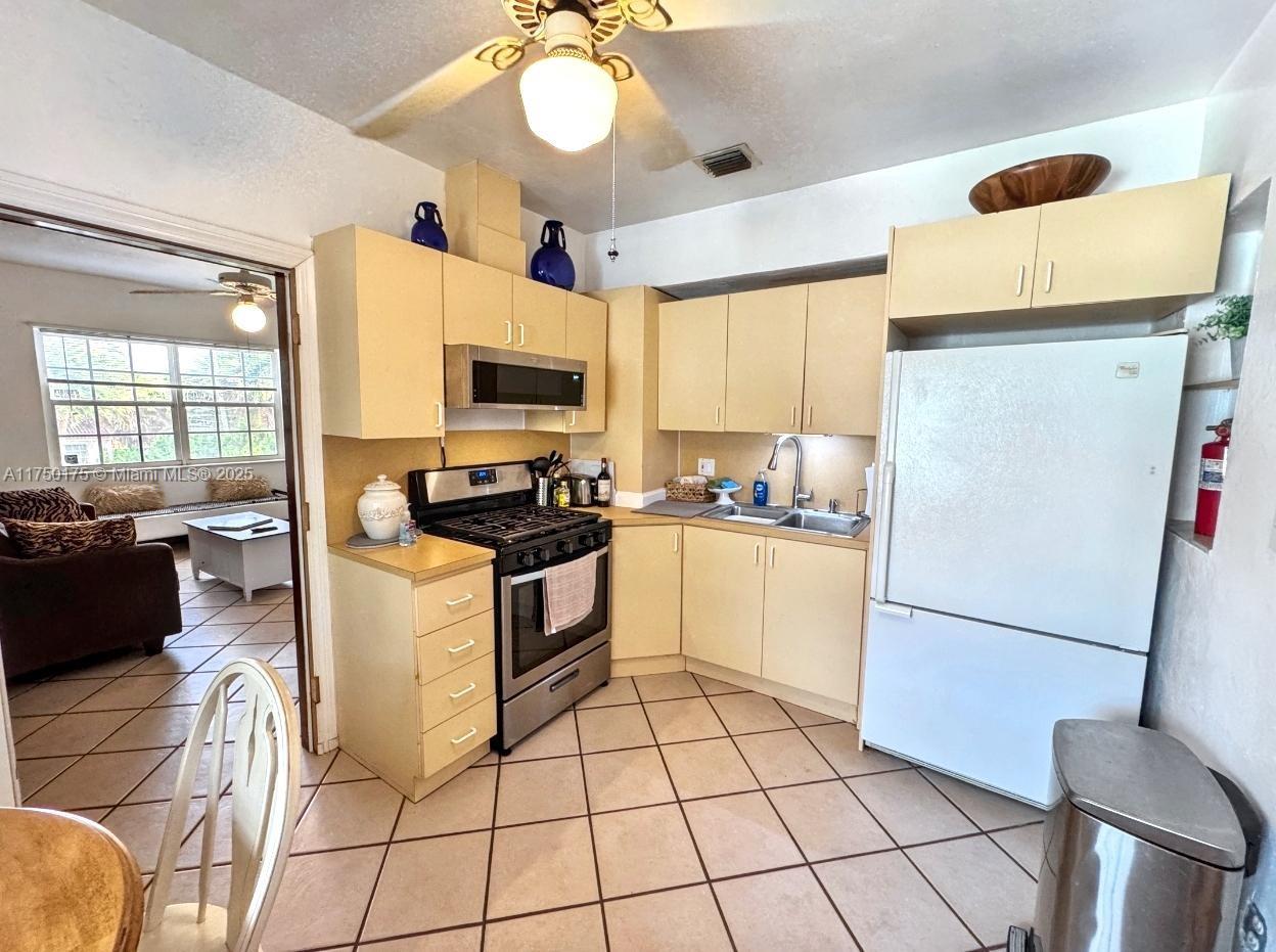 Rental Property at 1994 Sw 17th Ct 4, Miami, Broward County, Florida - Bedrooms: 2 
Bathrooms: 1  - $2,150 MO.