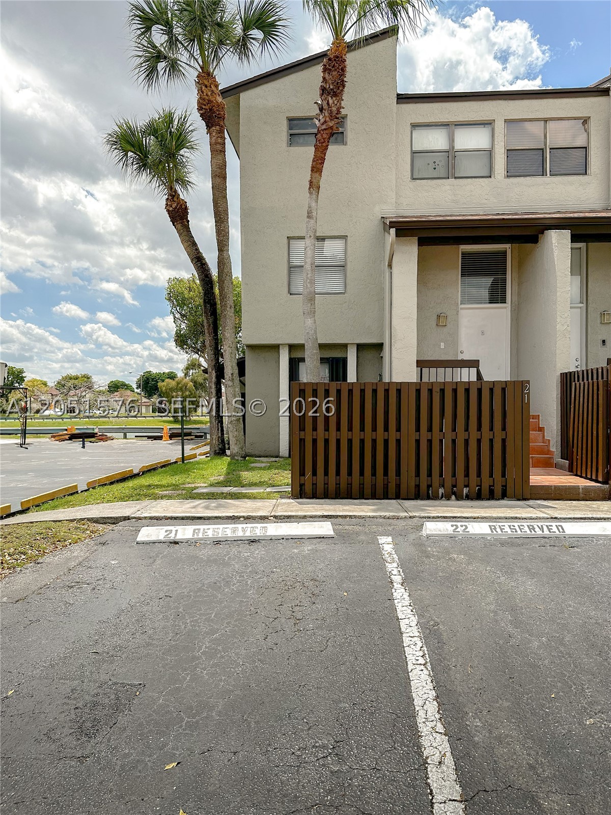 10000 NW 9th St Cir 21