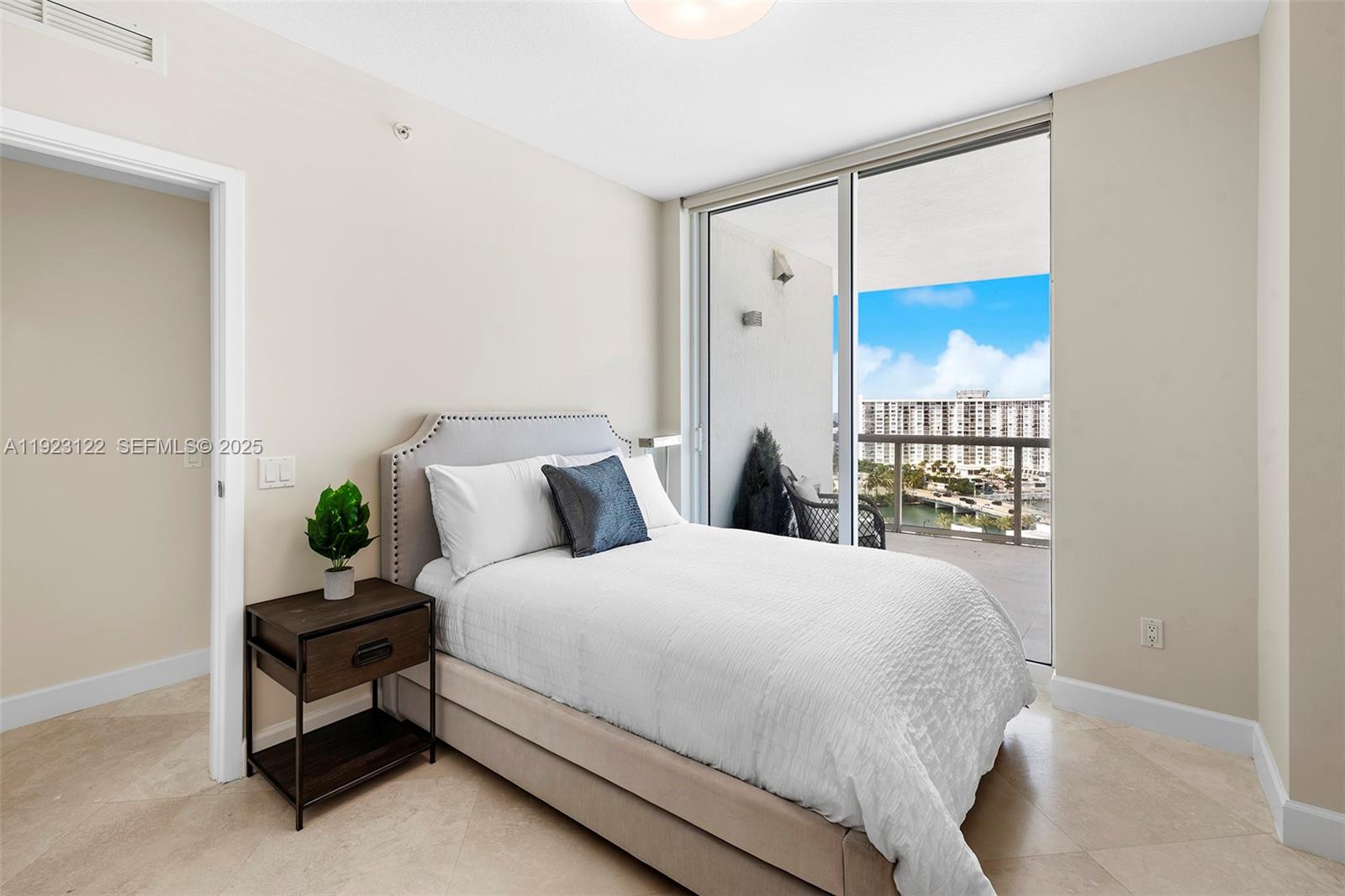 MOSAIC ON MIAMI BEACH CON - Residential Lease