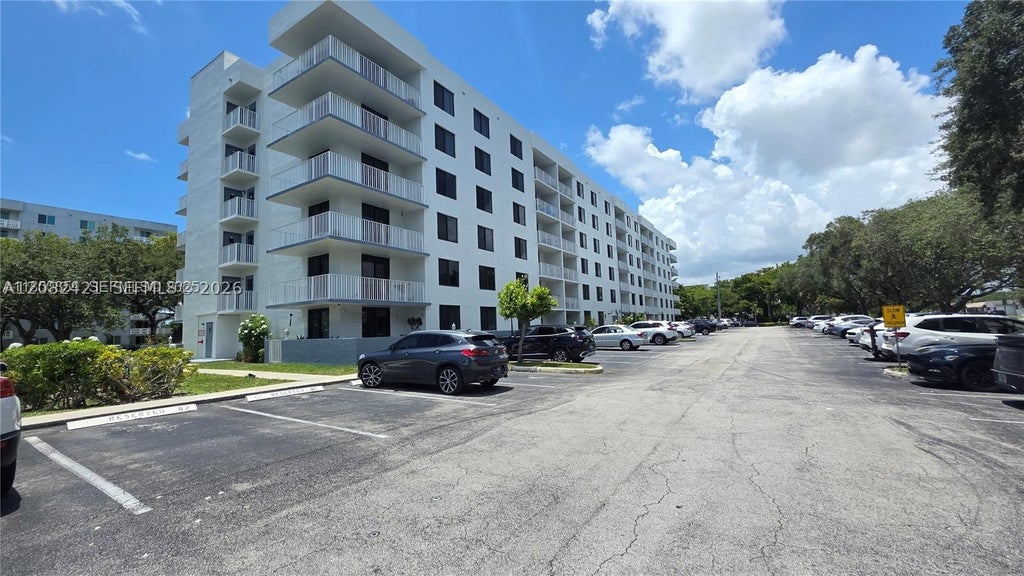 Photo of 901 Hillcrest Dr #215, Hollywood, FL 33021 (MLS # A12082421)