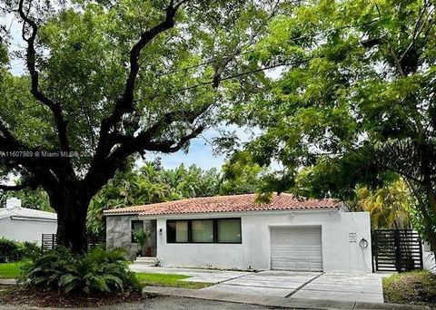 Single Family Residence in Coral Gables FL 812 Alberca St St 6.jpg