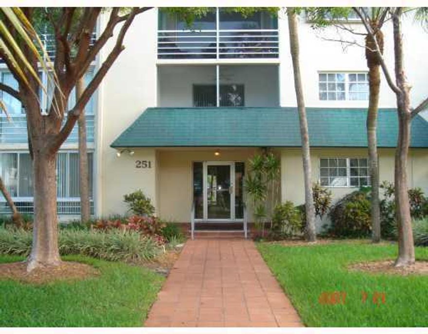 COZY COMFORTABLE 2 BEDROOM 2 BATH UNIT WITH OPEN KITCHEN TO LIVING ROOM /DINING ROOM. PERGO FLOORS. AMENITIES INCLUED: SWIMMING POOL, BBQ AREA, PRIVATE ACCESS TO THE BEACH.