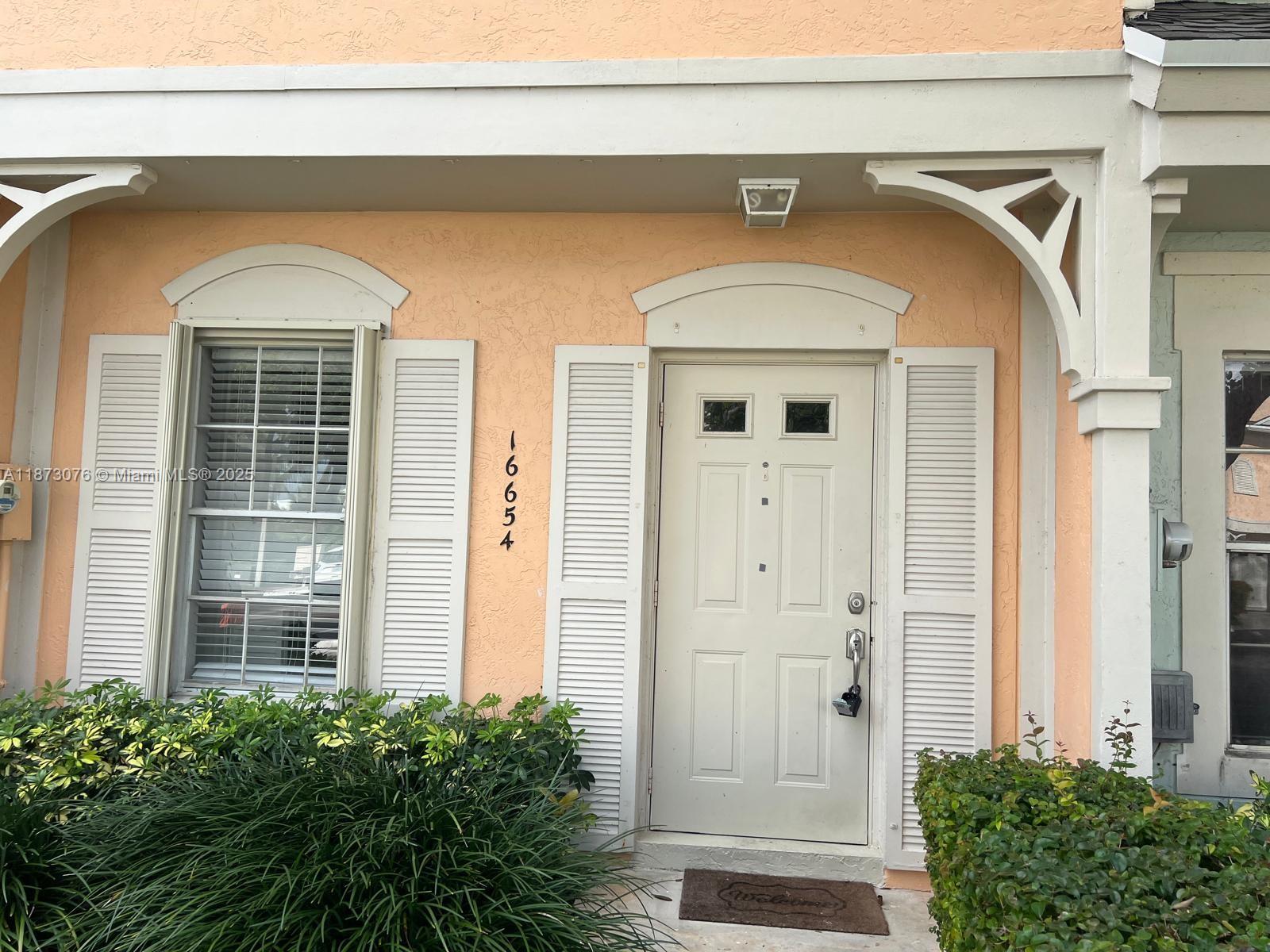 TOWNHOUSE GREAT TO LIVE IN WESTON. TWO STORY WITH OPEN AREA, KITCHEN AND
COVERED PATIO. CERAMIC IN FIRST FLOOR AND LAMINATE WOOD THROUGHOUT THE BEDROOWASHER AND DRYER ON FIRST FLOOR. VACANT AND EASY TO SHOW. A-RATED PUBLIC SCHOOLS.
BONAVENTURE TOWN CENTER CLUB