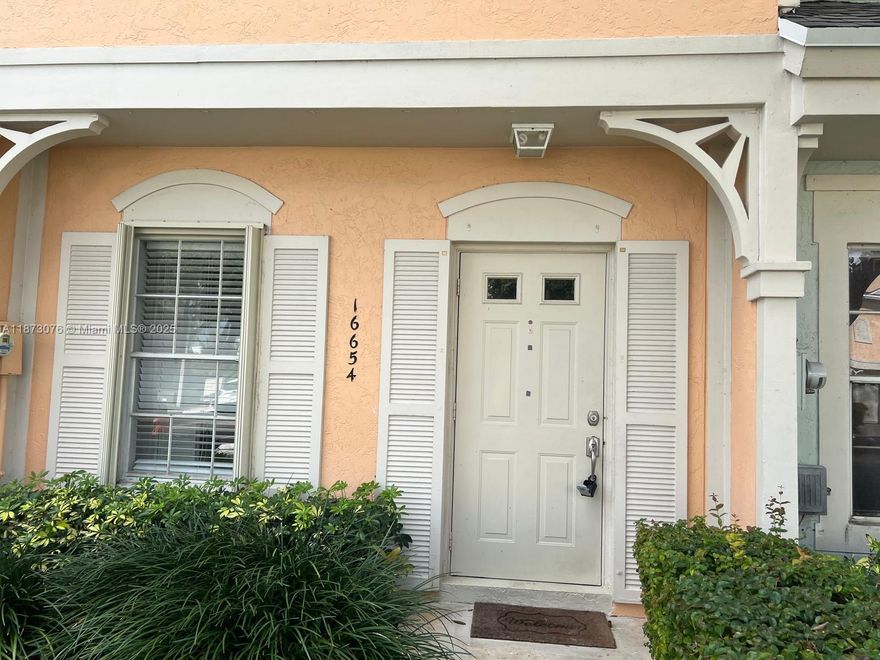 TOWNHOUSE GREAT  TO LIVE IN WESTON.  TWO STORY  WITH OPEN AREA, KITCHEN AND
COVERED PATIO. CERAMIC IN FIRST FLOOR AND LAMINATE WOOD THROUGHOUT THE BEDROOWASHER AND DRYER ON FIRST FLOOR. VACANT AND EASY TO SHOW. A-RATED PUBLIC SCHOOLS.
BONAVENTURE TOWN CENTER CLUB
