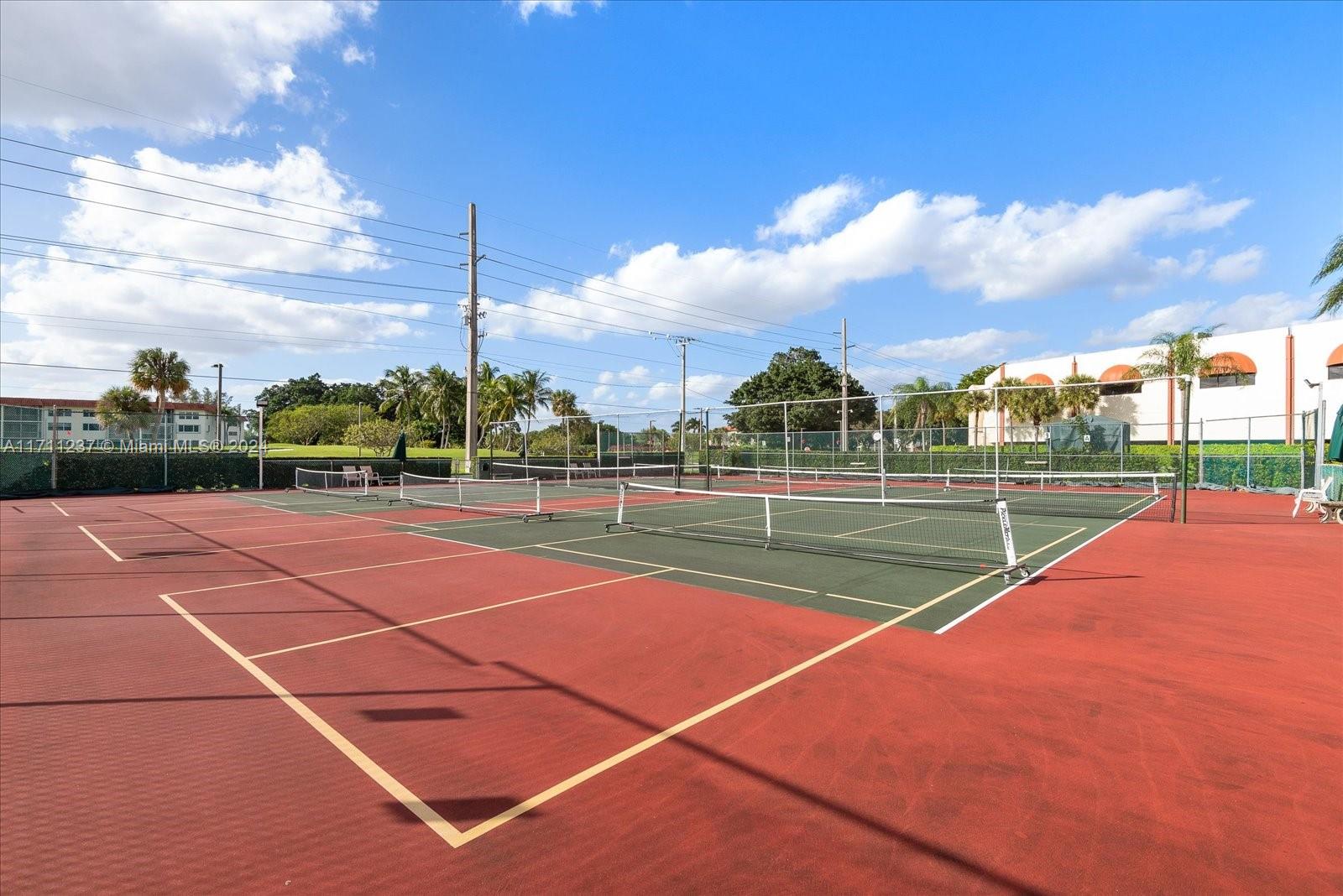 HOLLYBROOK GOLF AND - Residential