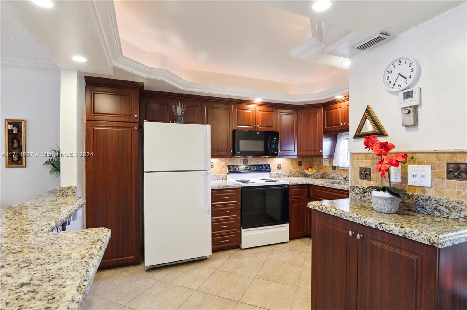 HOLLYBROOK GOLF AND - Residential