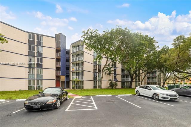 Come check out this remodeled 2-bedroom 2 bath corner unit condo. This stunning apartment has a new kitchen, stainless steel appliances, tiled floors, updated bathrooms and more. Each room features tall windows for a stunning view. The balcony is screened in and will make you feel right at home. This building has washer and dryer on each floor, elevator access, guard at the gate for security and great shops and restaurants in the surrounding areas. This community has a low HOA as well as a community pool & clubhouse. You don't want to miss this. HOA has no reserves. Please contact LA for showings as the unit is currently tenant occupied until 2/14. **Next showing Tuesday 2/1 call for an appt**