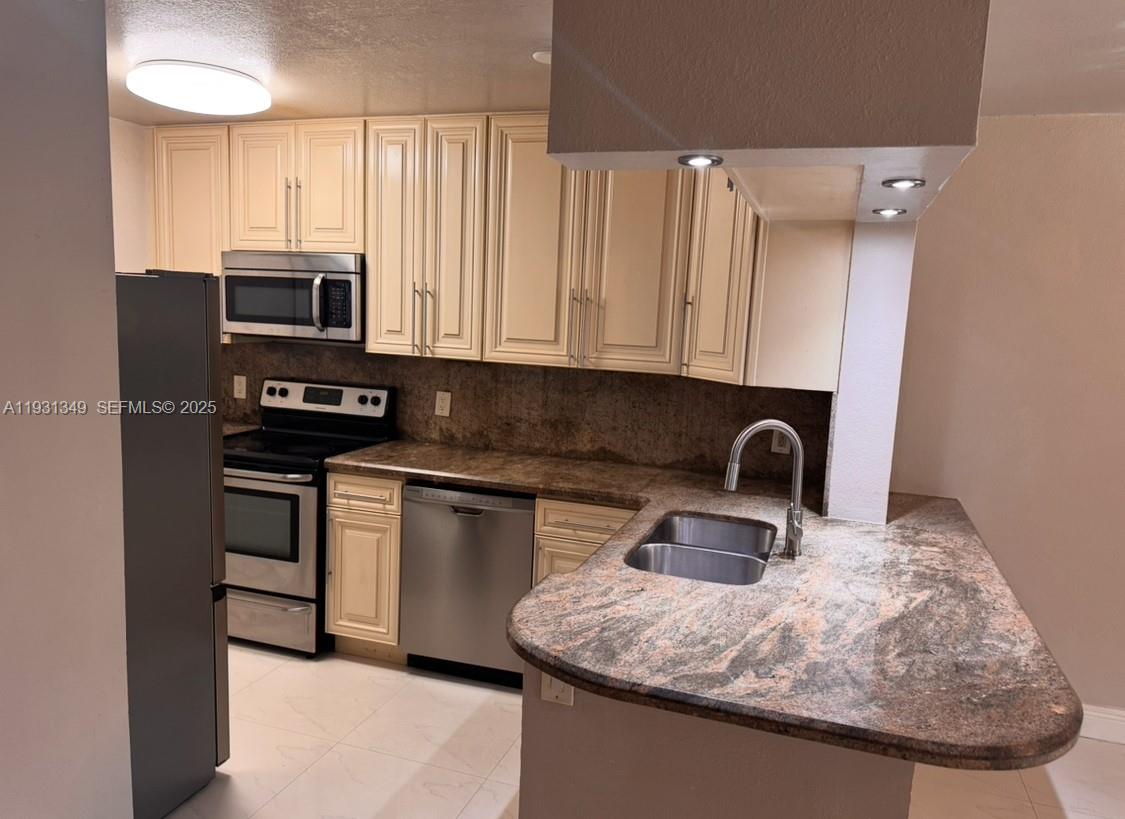 CORAL SPRINGS ESTATE TOWN - Residential Lease