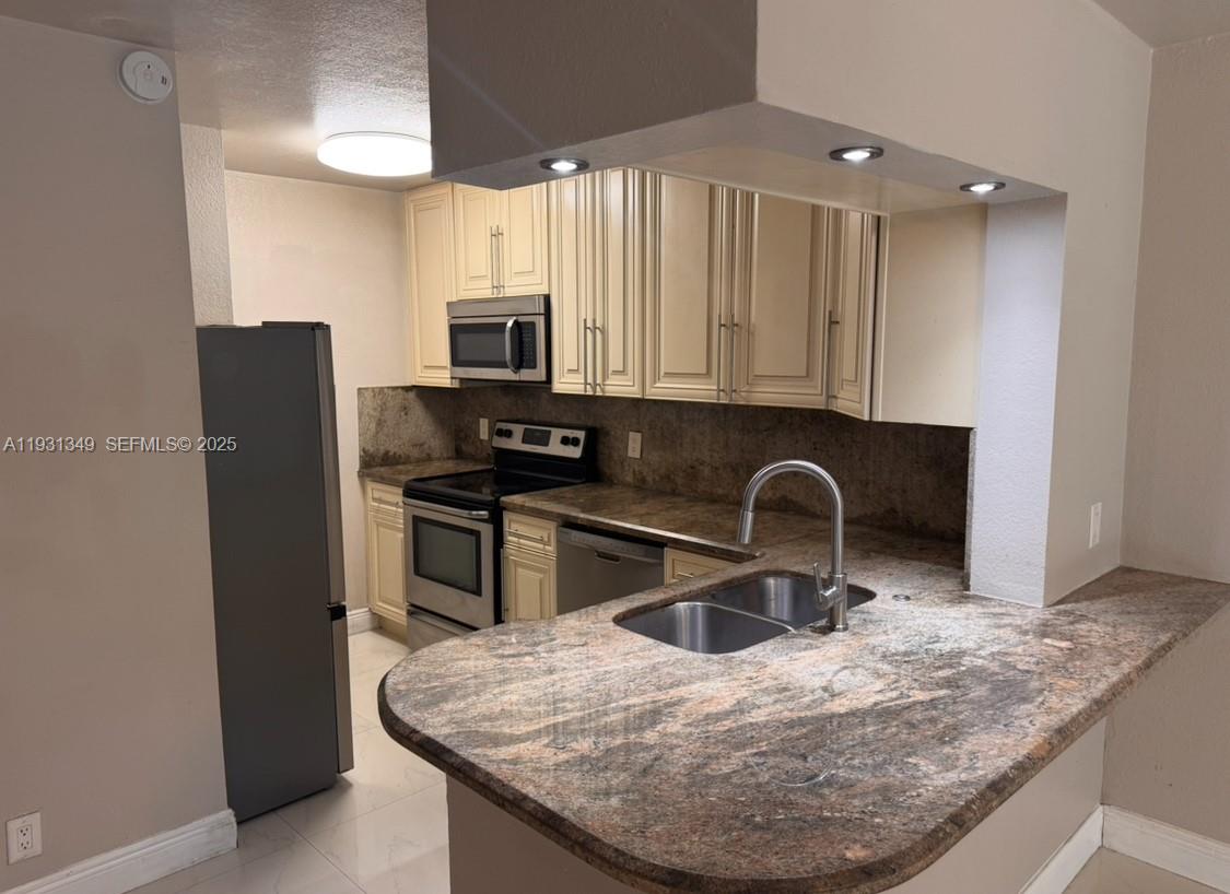 CORAL SPRINGS ESTATE TOWN - Residential Lease