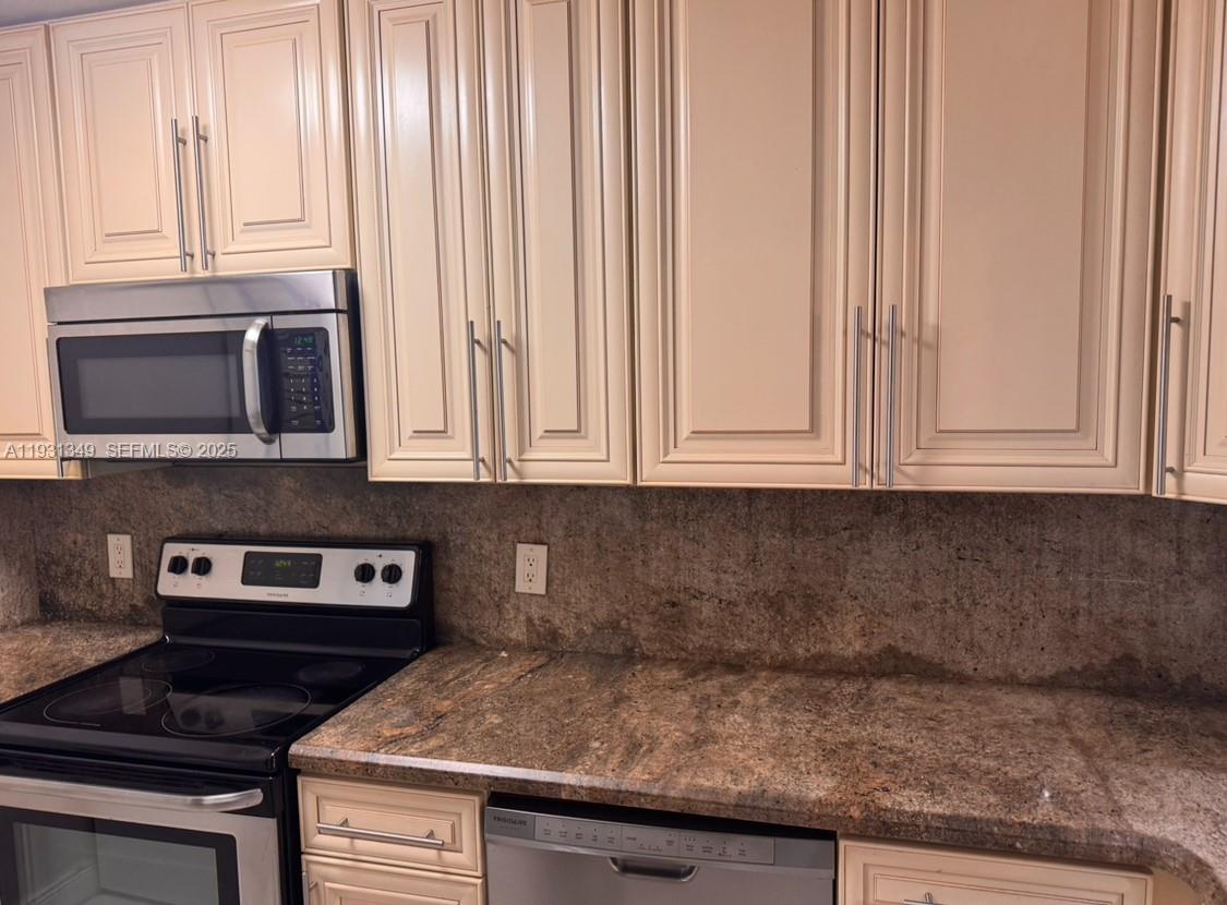 CORAL SPRINGS ESTATE TOWN - Residential Lease