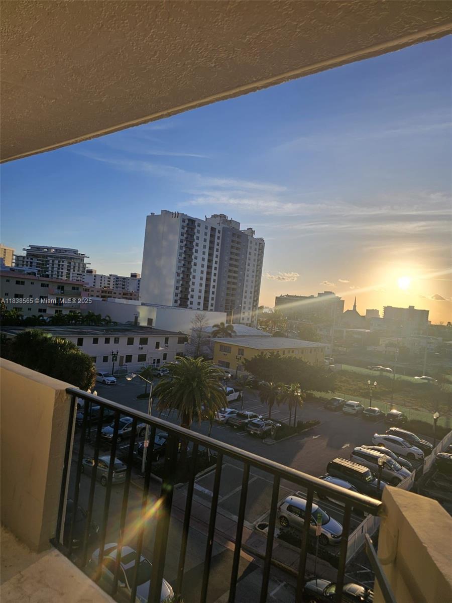 Nice unit 2/2. Close to the sea, just one block. Banks, Schools, Restaurants, Outdoor Theater, Parks and the beautiful beaches of 71st Street for your enjoyment. You have to see it!