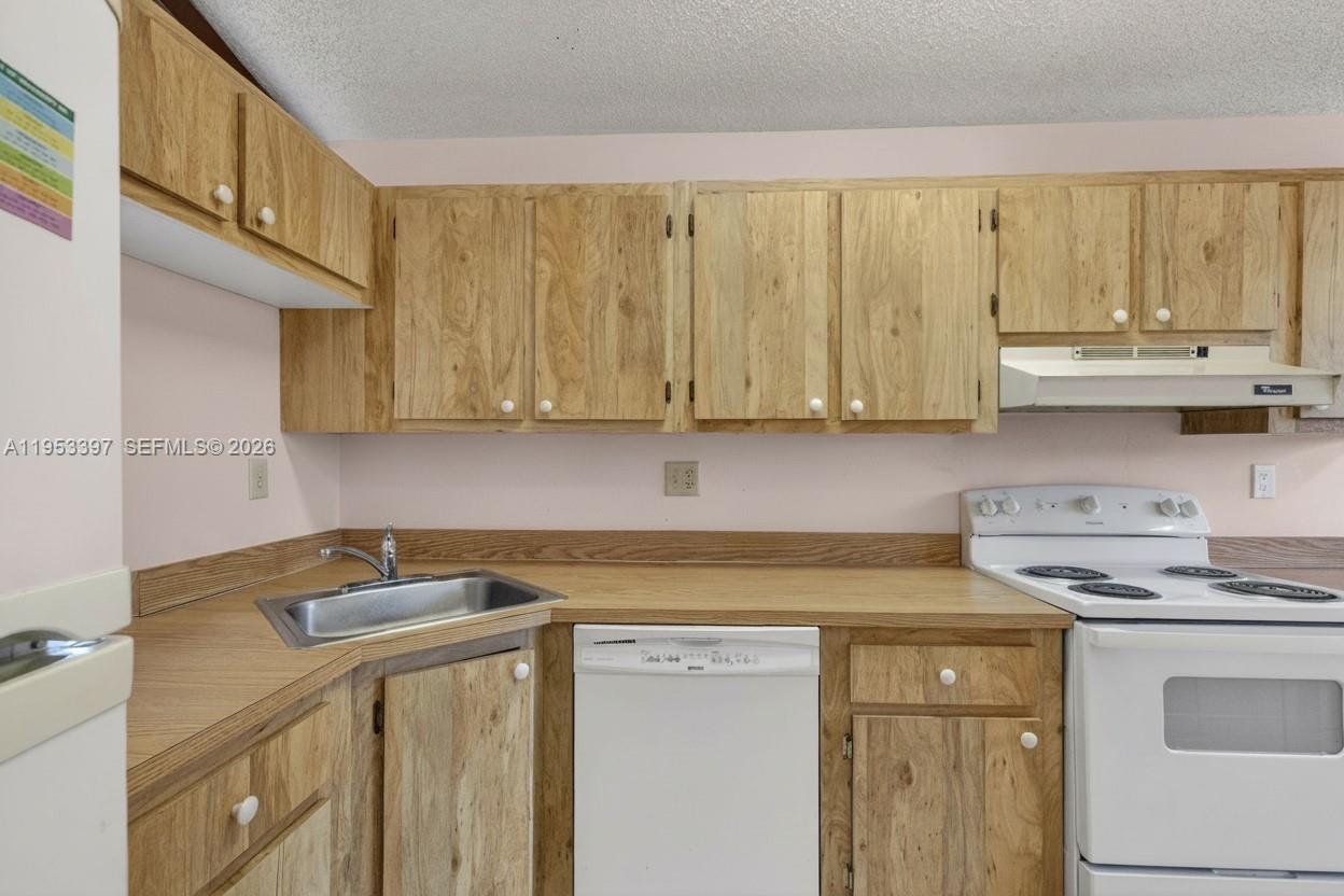 OMEGA VILLAS 3 CONDO - Residential