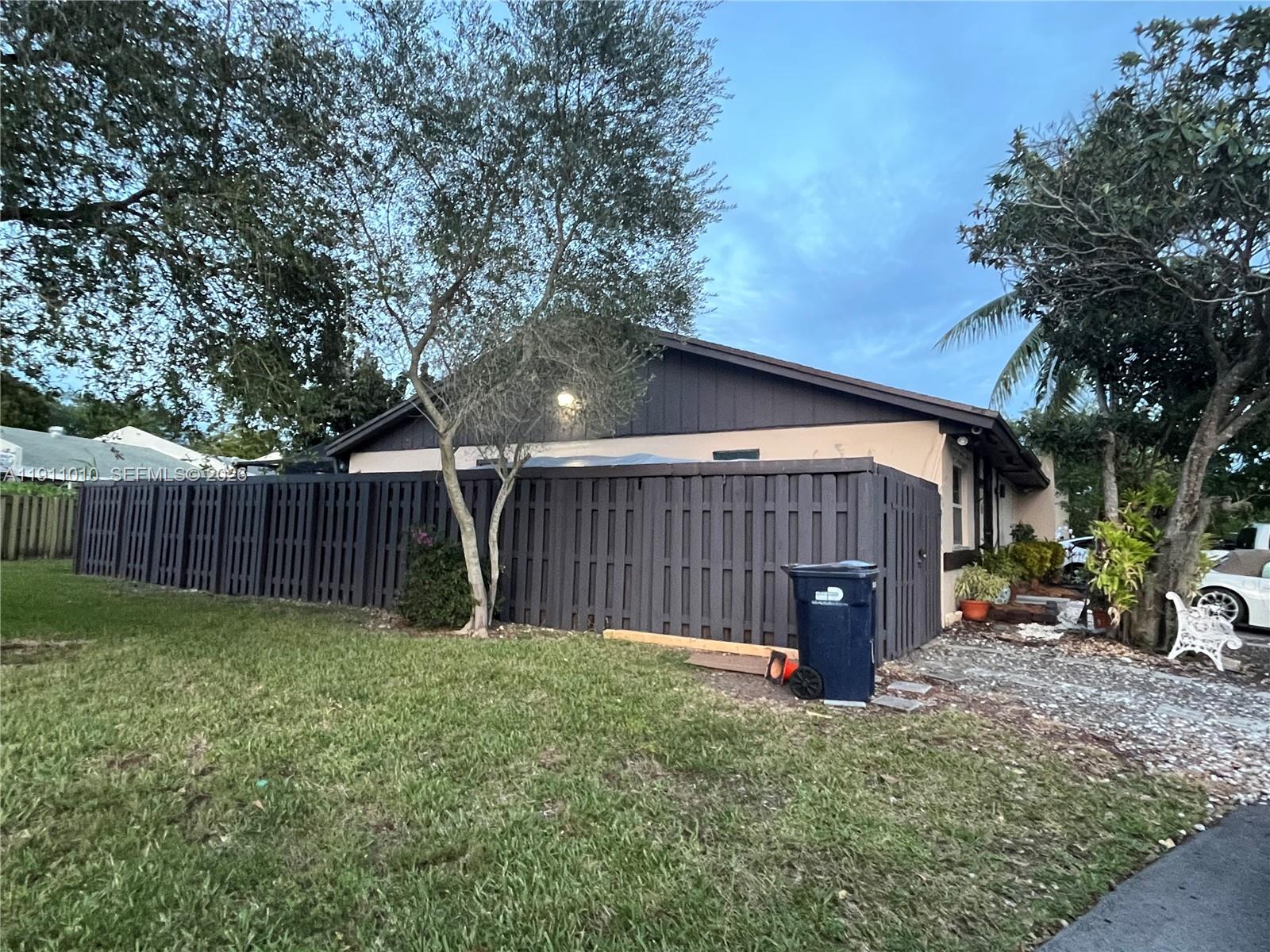 DEVON-AIRE VILLAS SEC 8 - Residential