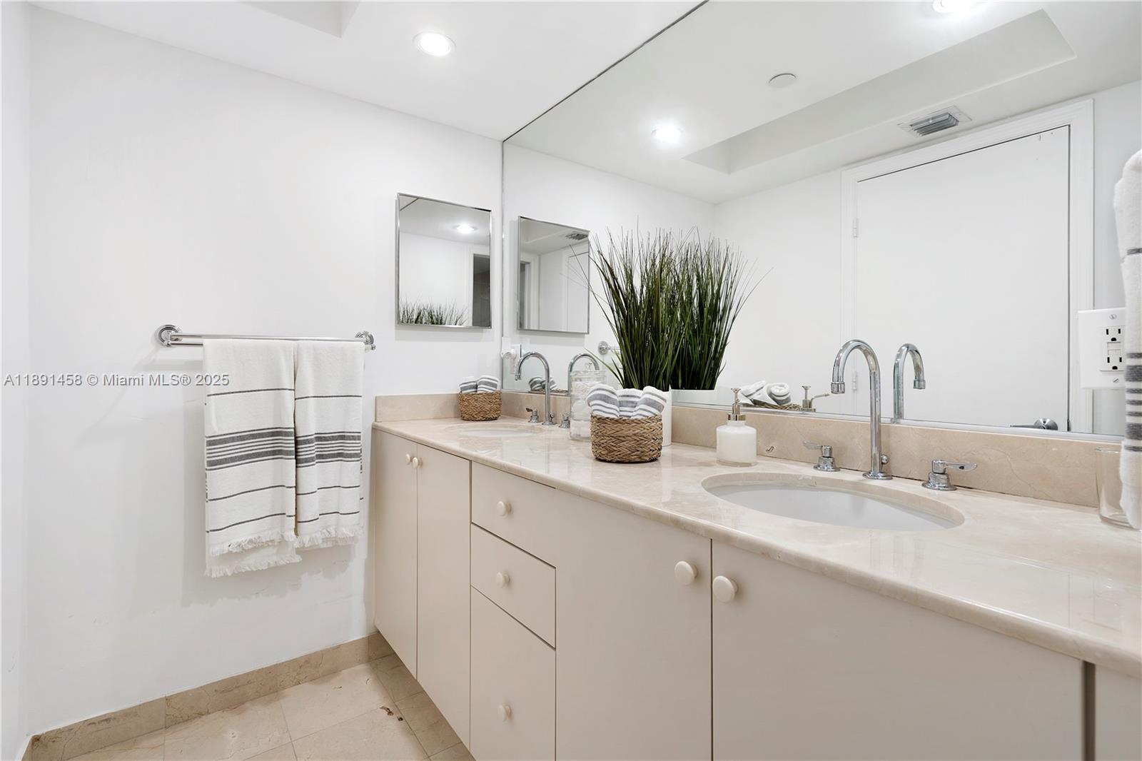 THE COLLINS CONDO - Residential Lease