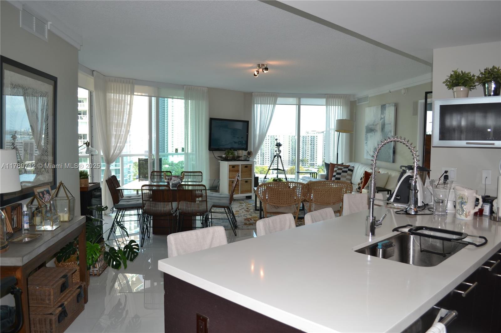 ST TROPEZ ON THE BAY III - Residential
