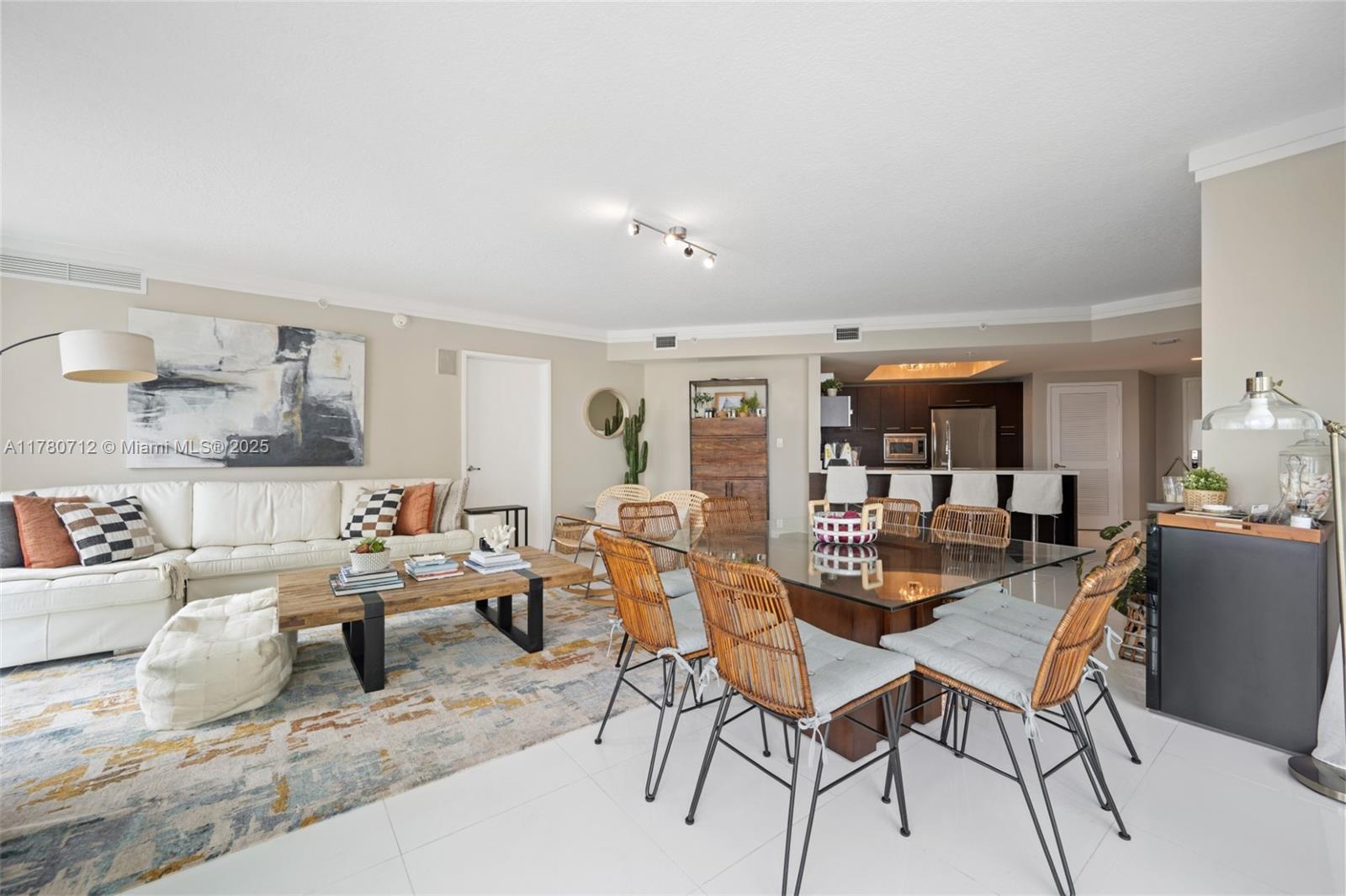 ST TROPEZ ON THE BAY III - Residential