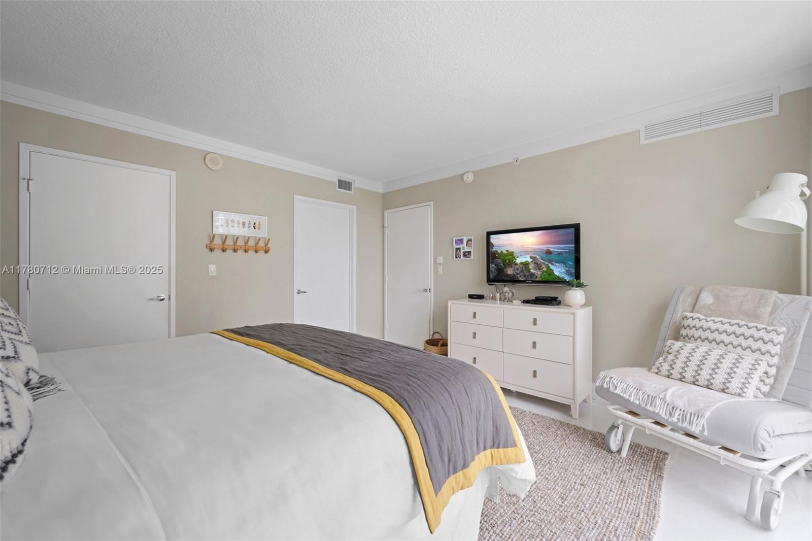 ST TROPEZ ON THE BAY III - Residential