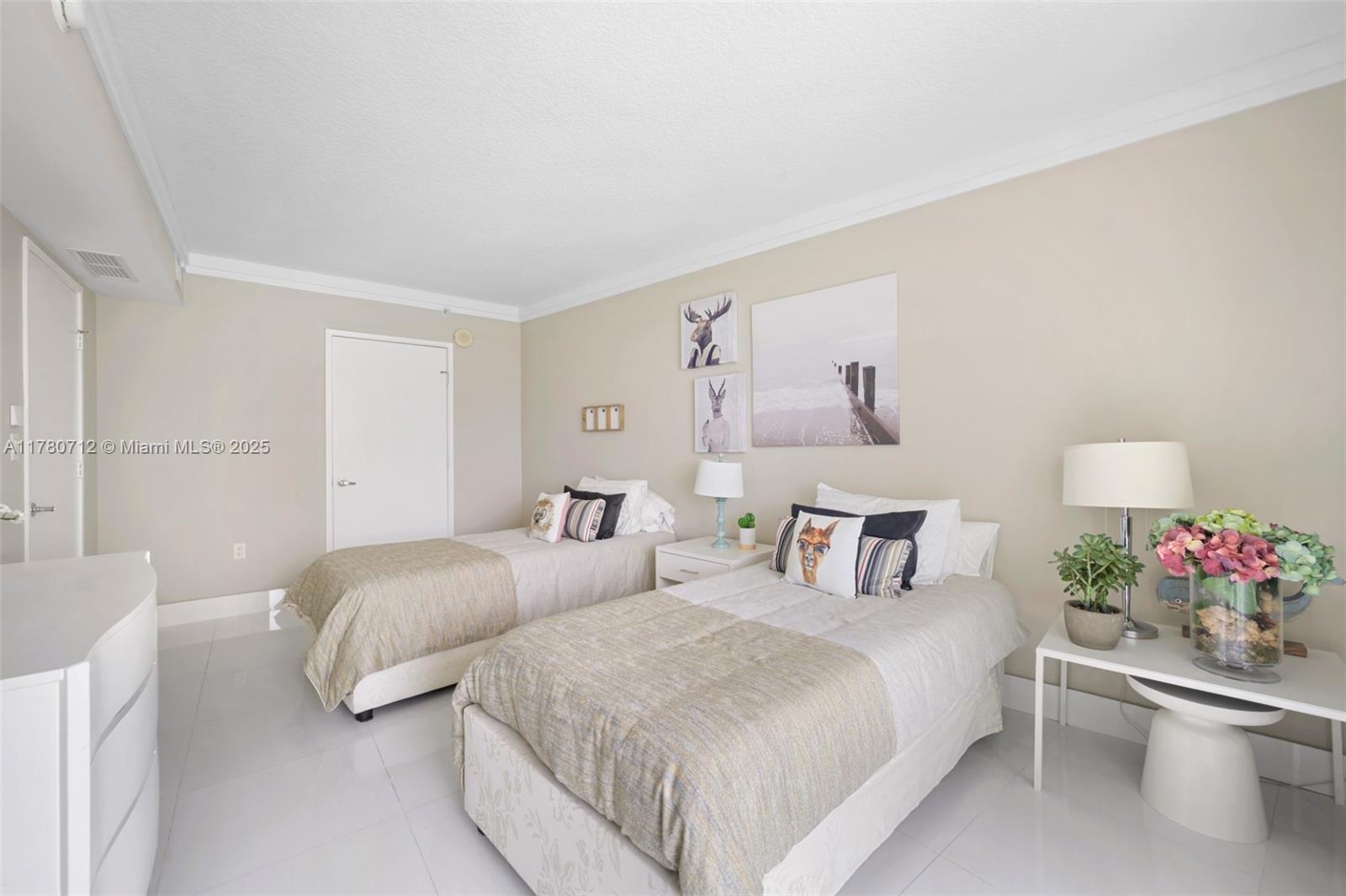 ST TROPEZ ON THE BAY III - Residential