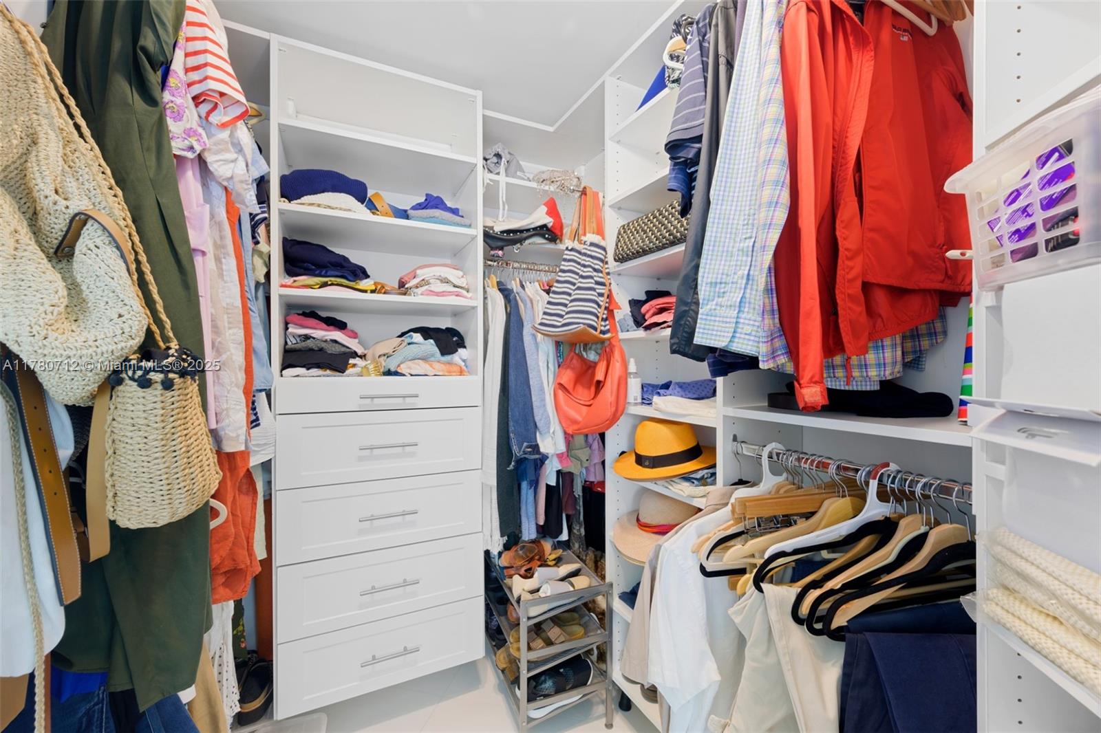 ST TROPEZ ON THE BAY III - Residential