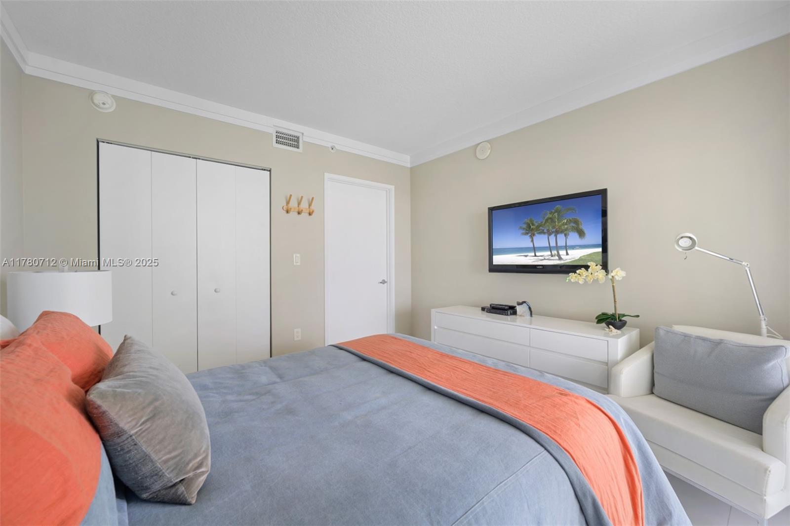 ST TROPEZ ON THE BAY III - Residential