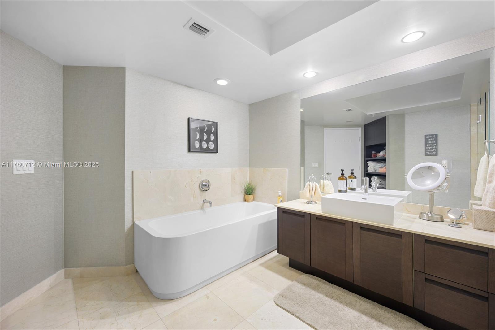 ST TROPEZ ON THE BAY III - Residential