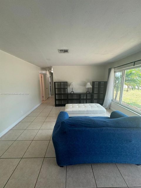 Single Family Residence in Pompano Beach FL 830 1st Ave Ave 6.jpg