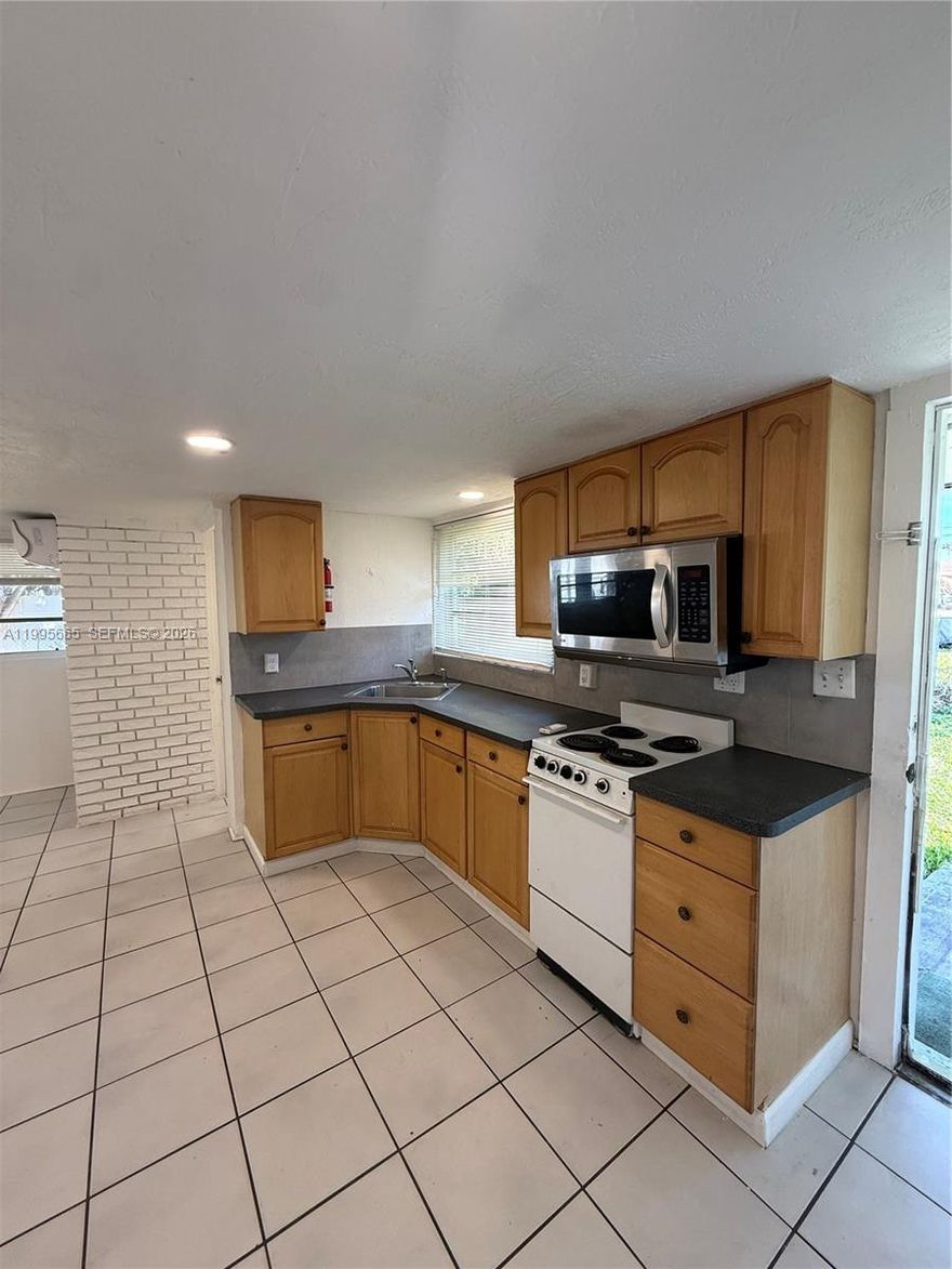 Beautifully renovated 1 bed / 1 bath ground-floor unit with private yard in Hollywood, FL.
Fully updated with a brand new central A/C, modern bathroom, and new flooring throughout.
Bright and open living space, move-in ready.
Private yard for exclusive use.
Conveniently located near shopping, dining, and major roads.
Landlord pays water and trash.