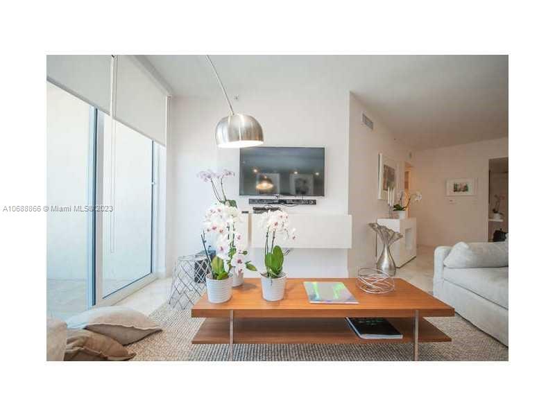 LA PERLA CONDO - Residential Lease