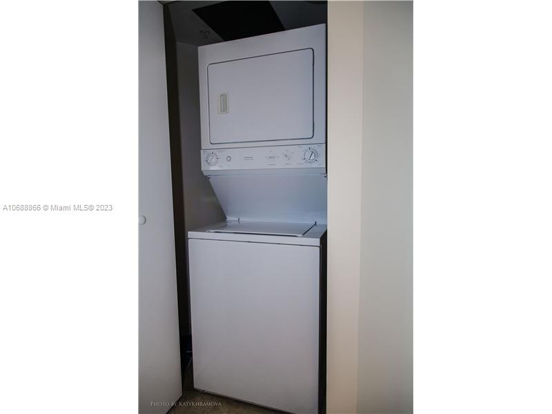 LA PERLA CONDO - Residential Lease