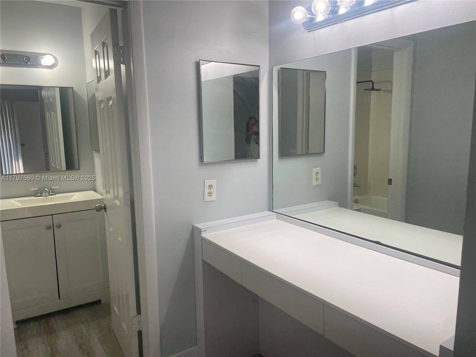 LAKESHORE CONDO 11 - Residential Lease