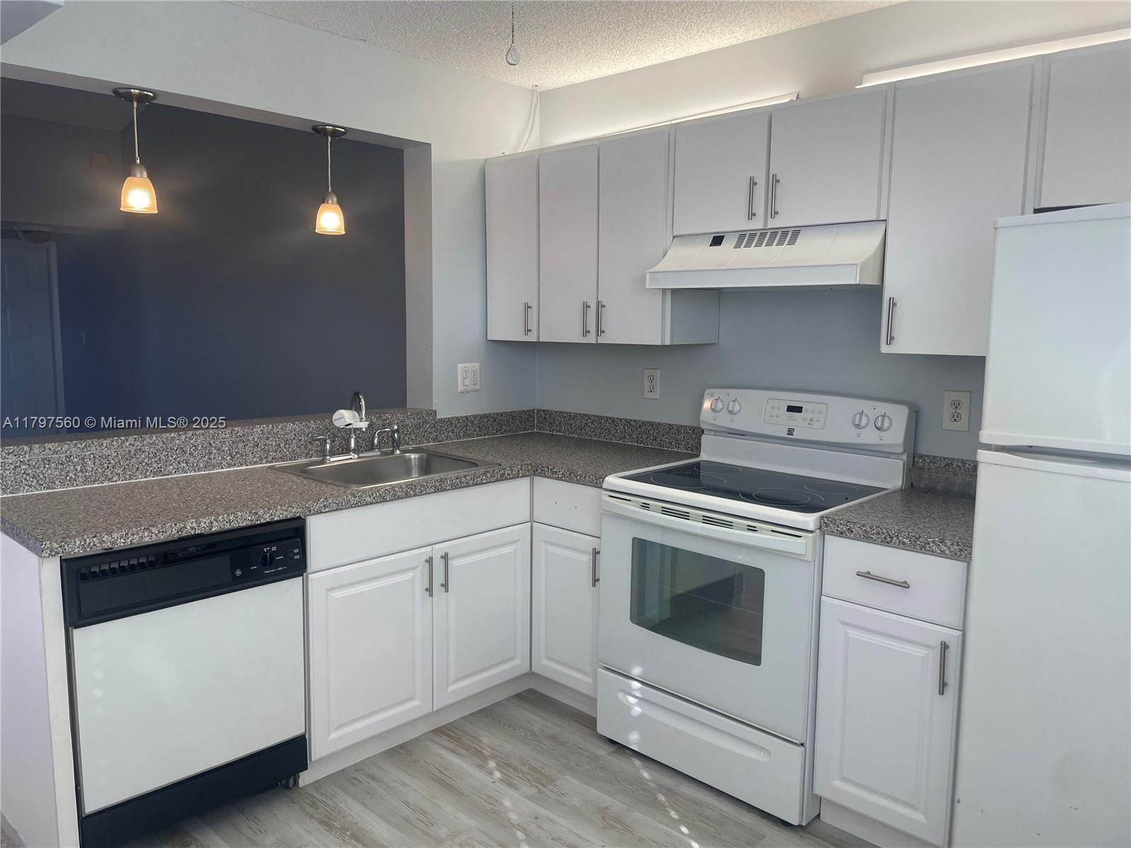 LAKESHORE CONDO 11 - Residential Lease