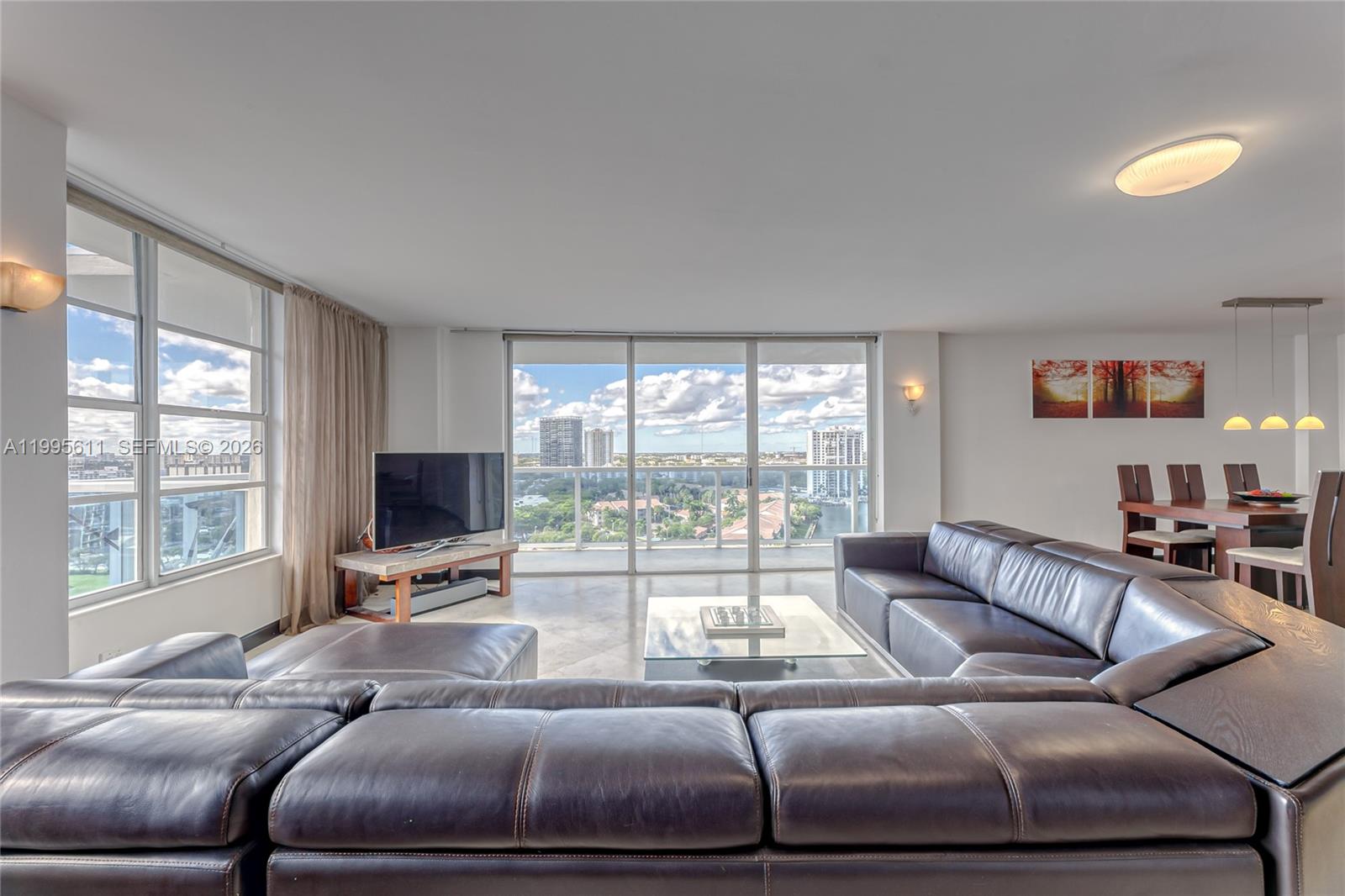 HALLMARK OF HOLLYWOOD CON - Residential