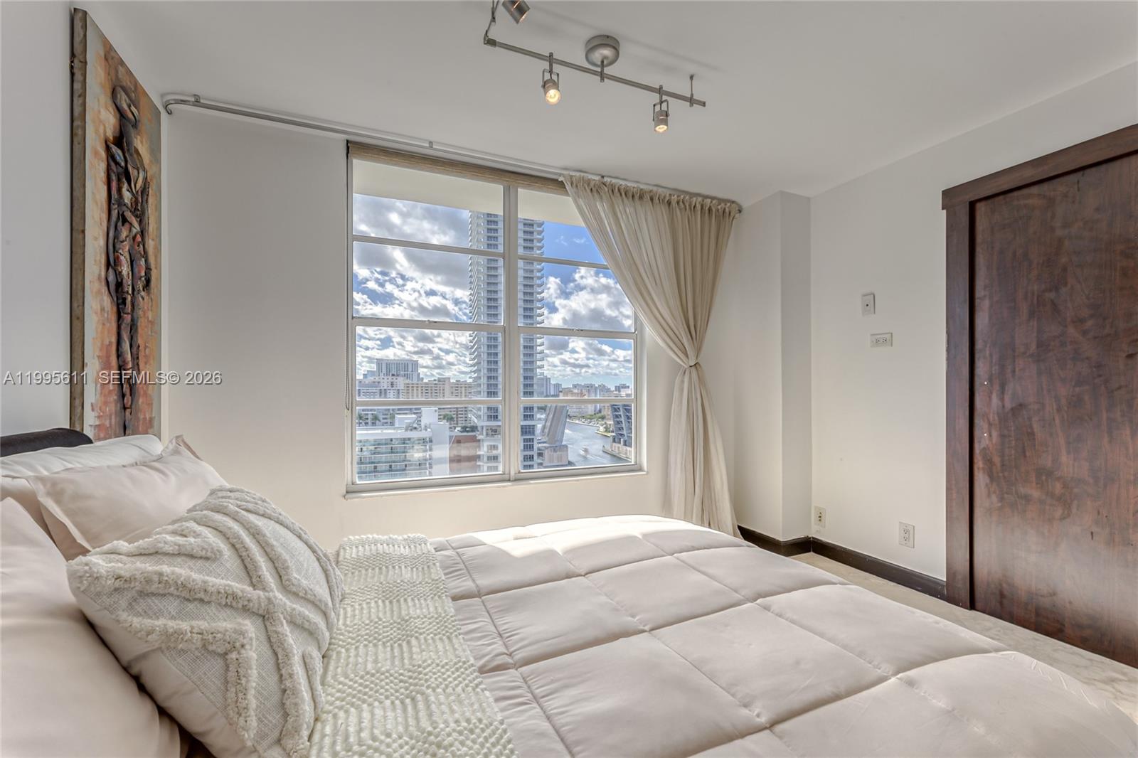 HALLMARK OF HOLLYWOOD CON - Residential