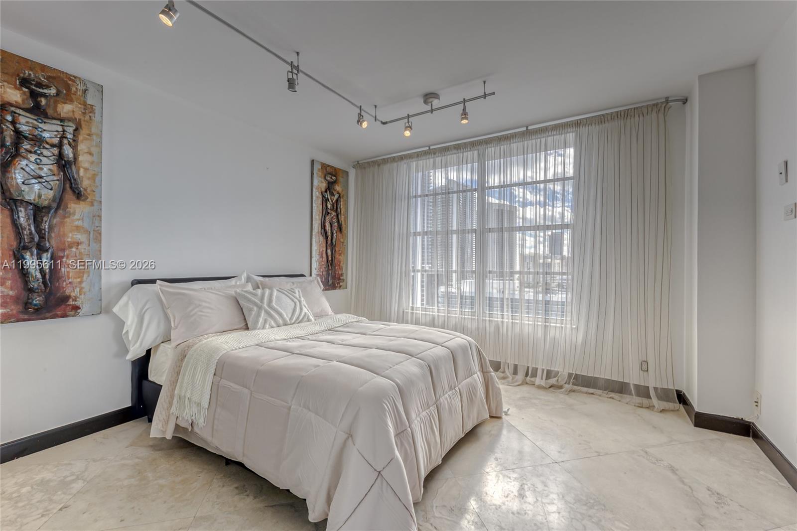 HALLMARK OF HOLLYWOOD CON - Residential