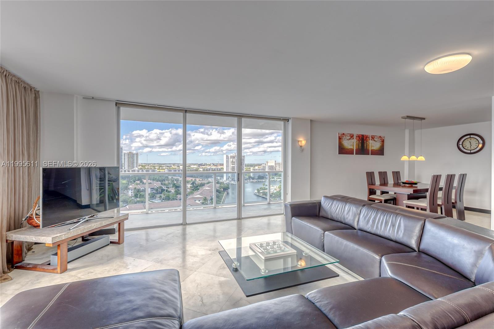 HALLMARK OF HOLLYWOOD CON - Residential