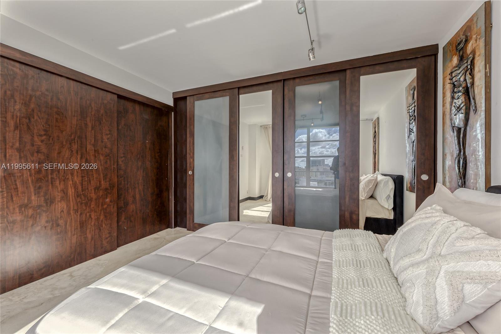 HALLMARK OF HOLLYWOOD CON - Residential