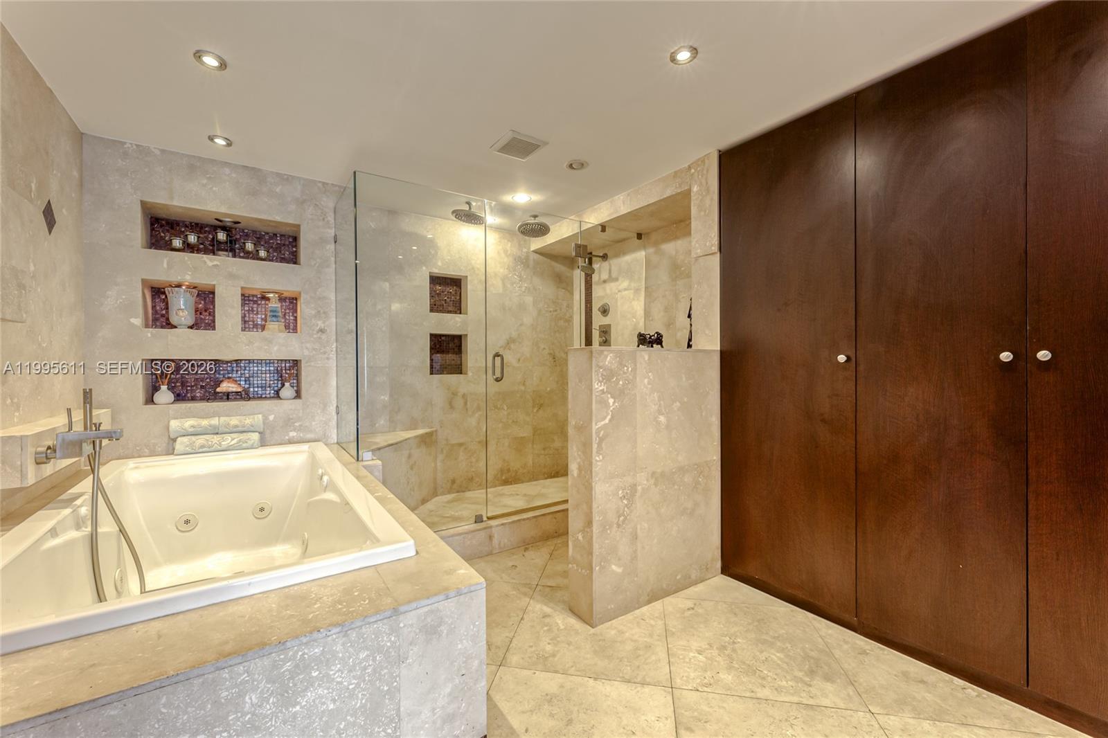 HALLMARK OF HOLLYWOOD CON - Residential