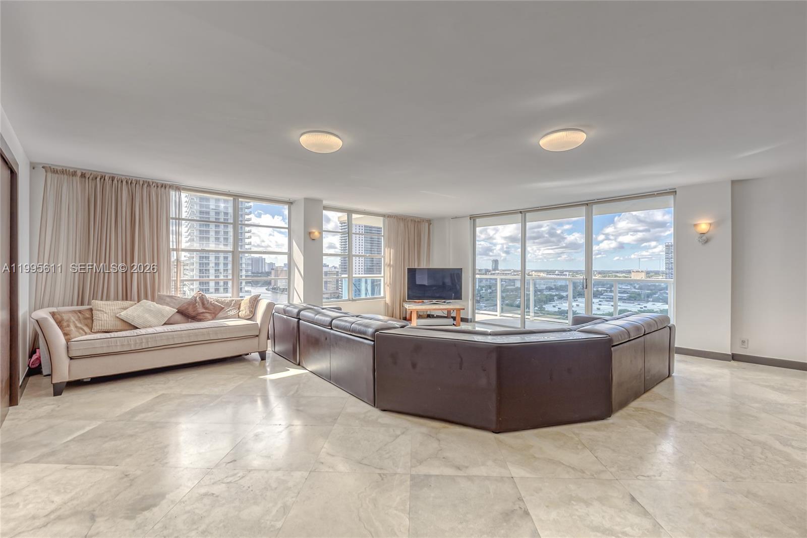 HALLMARK OF HOLLYWOOD CON - Residential