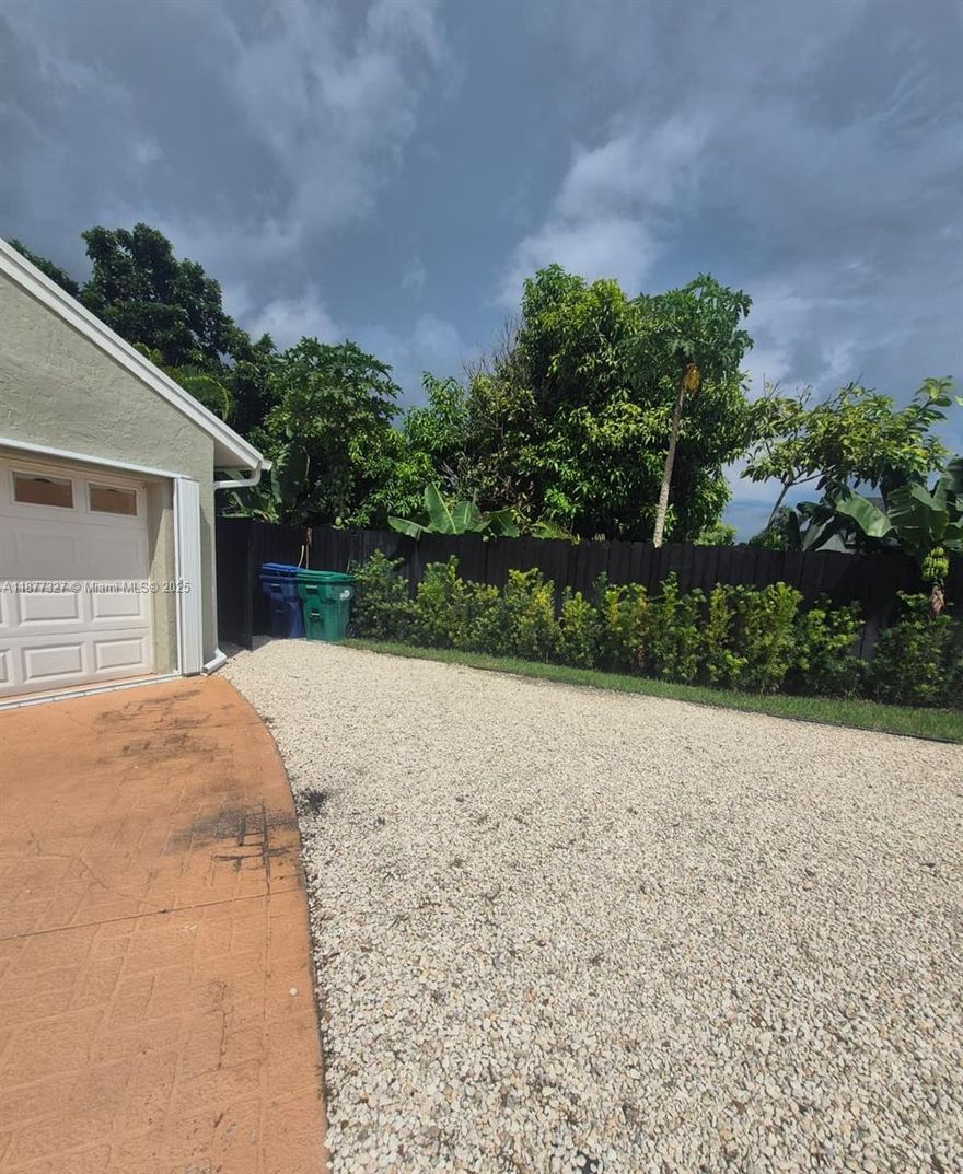 Beautifully remodeled apartment in desirable Palmetto Bay! Features a fully independent entrance, spacious bedroom with closet, elegant bathroom, modern kitchen, and an extra room ideal for an office or living area. All utilities (water & electricity) included. Fast approval and two assigned parking spaces. Excellent location near expressways, shopping, and restaurants. Move-in ready!
