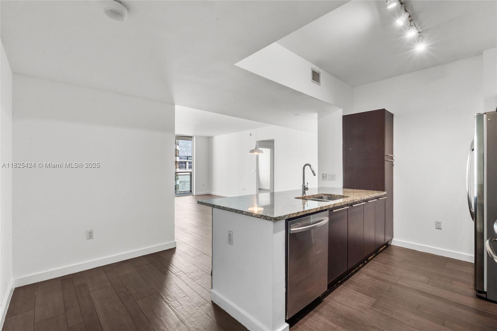 THE PLAZA 901 BRICKELL CO - Residential Lease