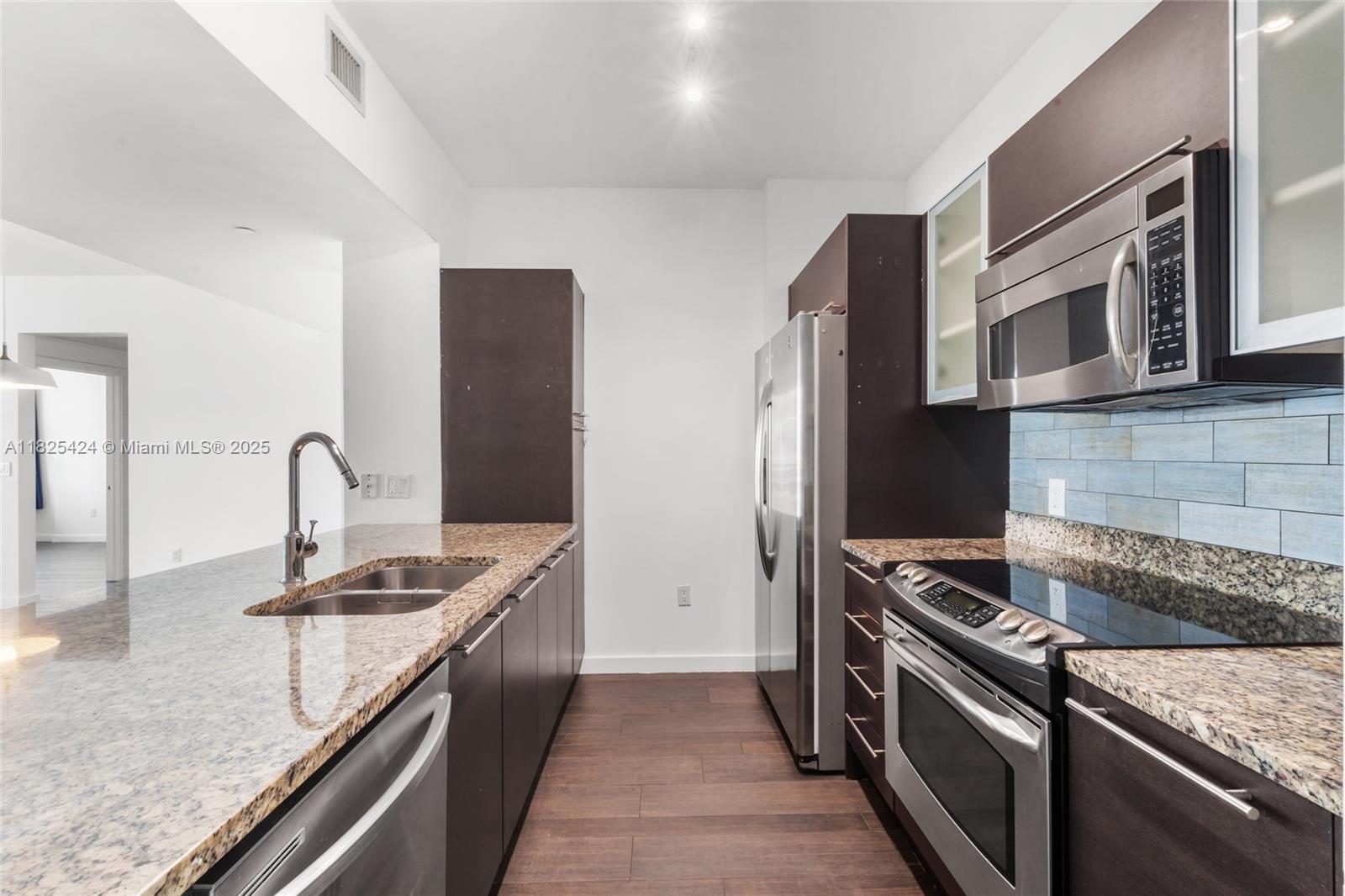 THE PLAZA 901 BRICKELL CO - Residential Lease