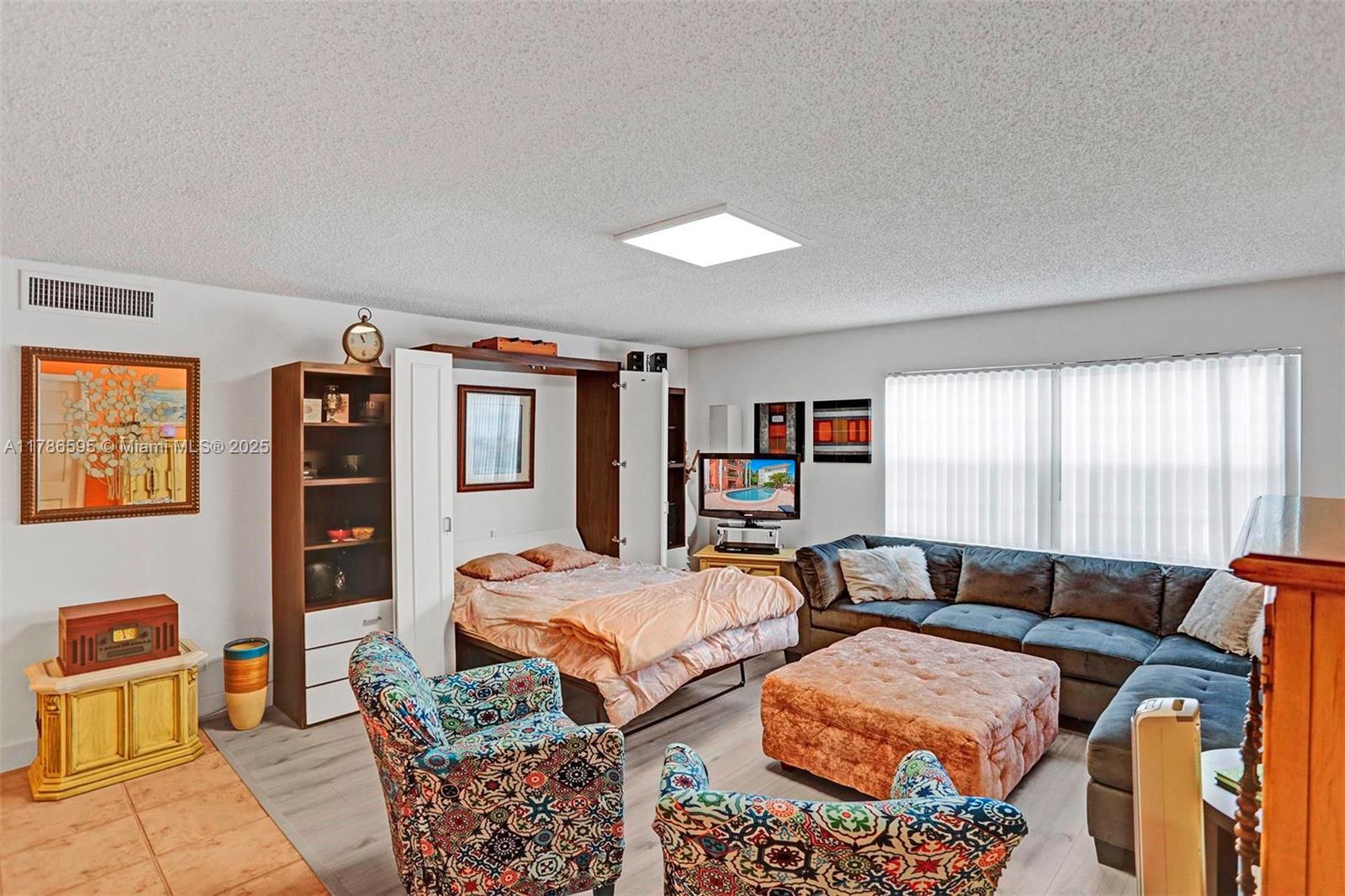 COLONIAL MANOR EAST APART - Residential