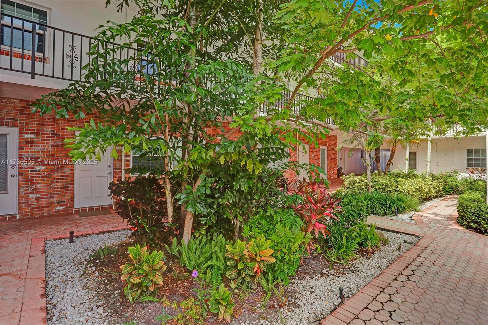 COLONIAL MANOR EAST APART - Residential