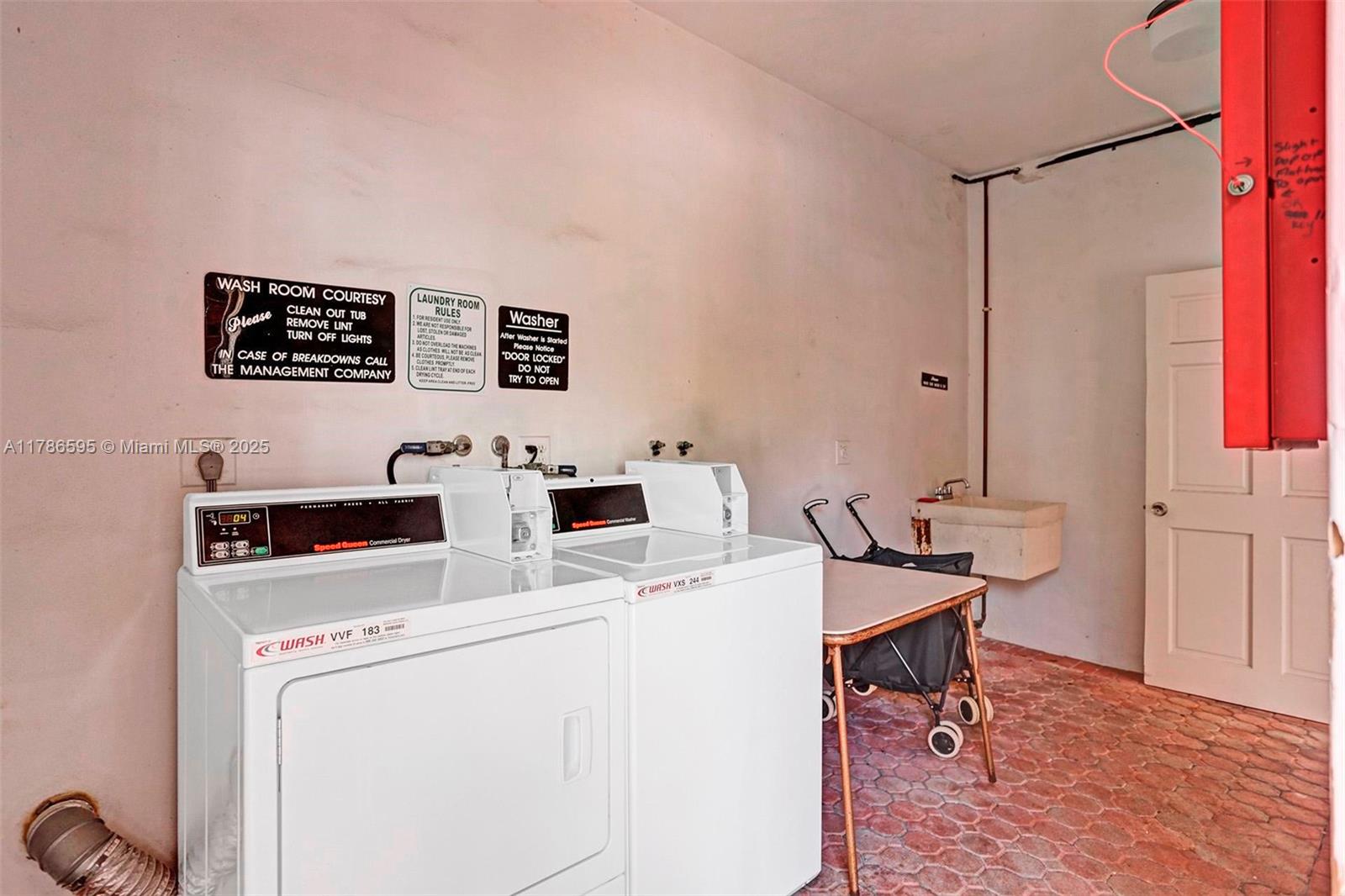 COLONIAL MANOR EAST APART - Residential