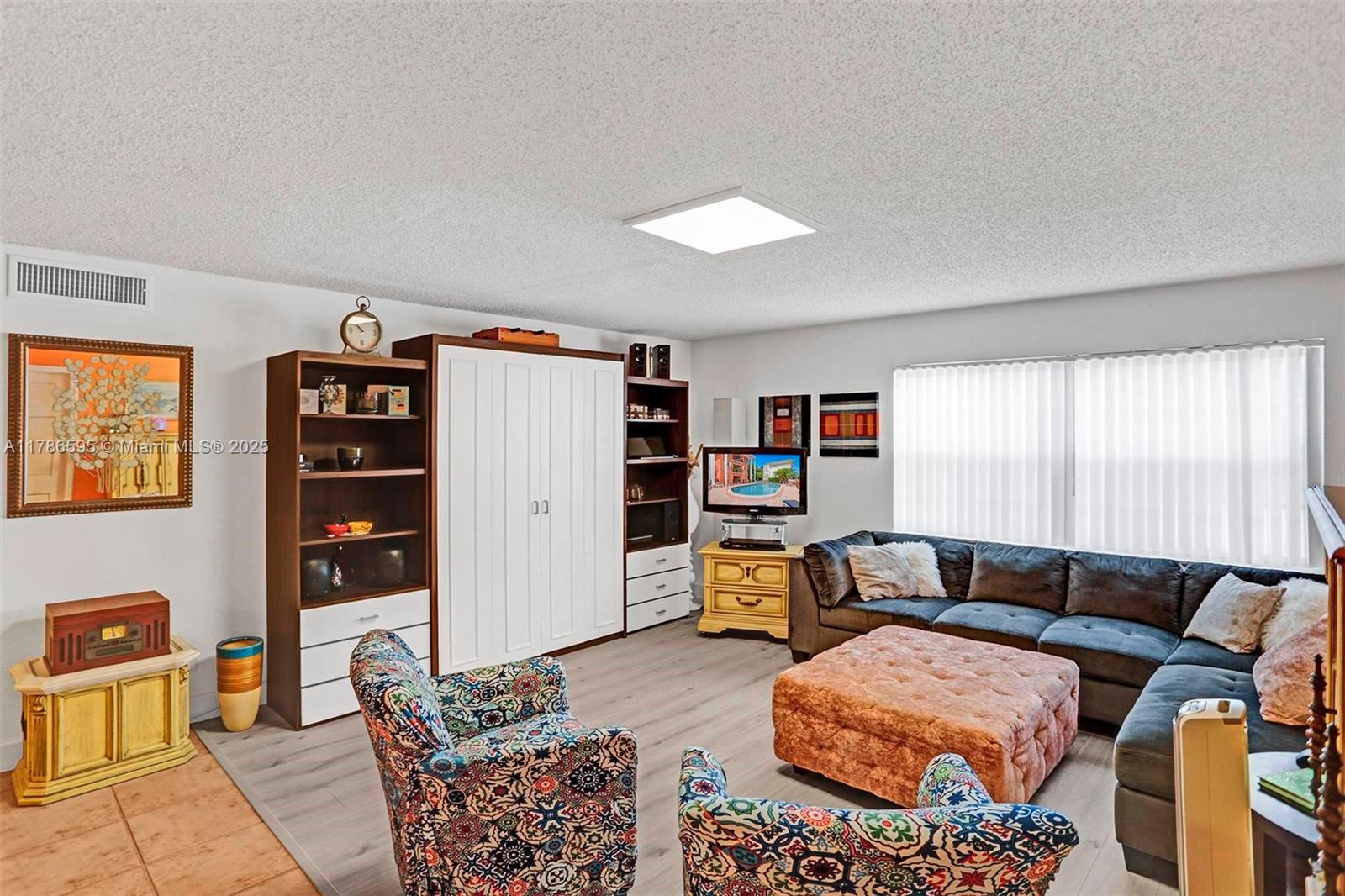 COLONIAL MANOR EAST APART - Residential