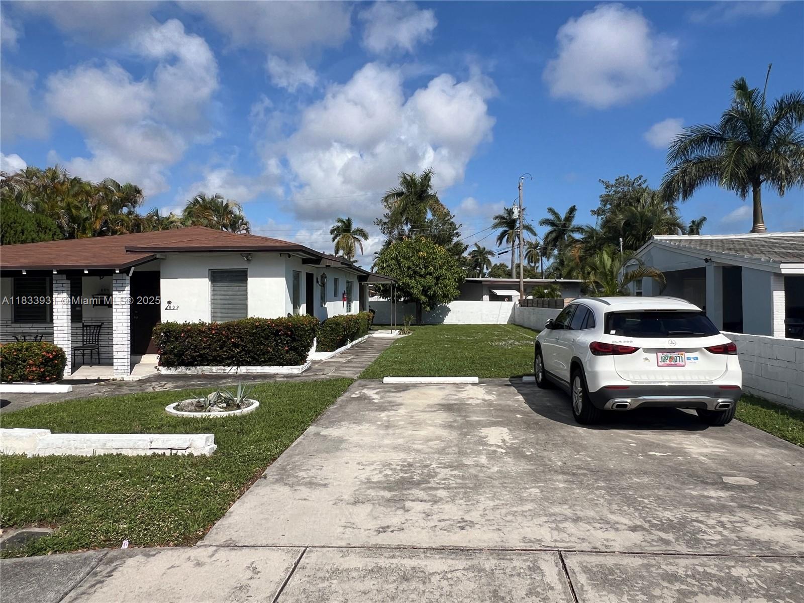 Dublex located east of Us1. Each unit has a 1/1 around 700 sq foot tile floors throughout. All windows just replaced.
New washer and dryer. New kitchen appliances. Roof and A/C was replaced 4 years ago. Unfurnished. Great investment for an affordable price.