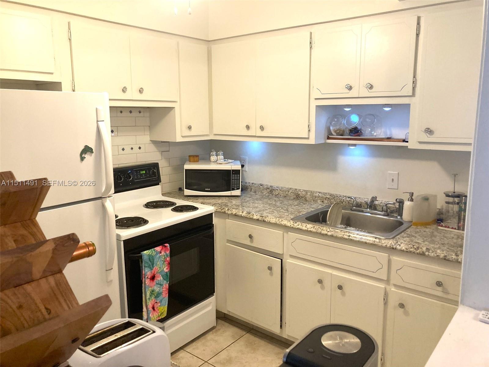 LAUDERDALE OAKS CONDO I - Residential