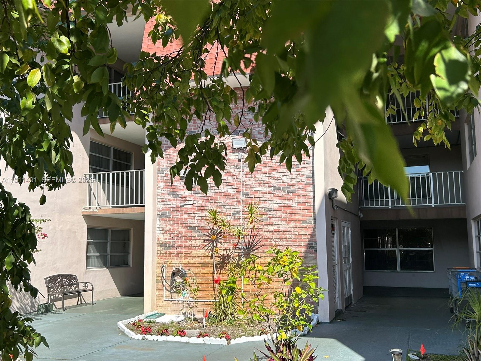 LAUDERDALE OAKS CONDO I - Residential